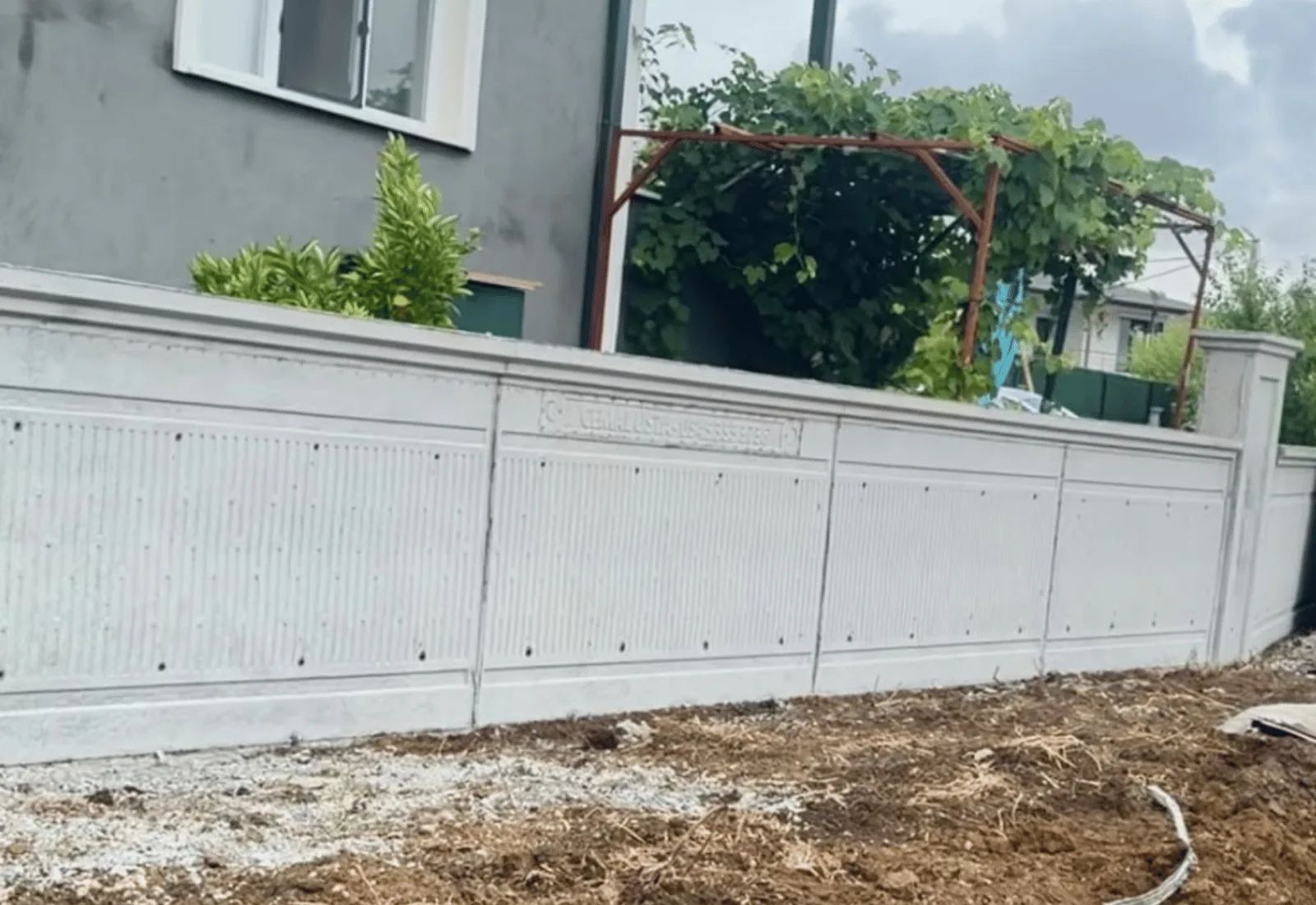 Desenli beton bahçe duvarı uygulama detayı - Desenli bahçe duvarı Desenli bahçe duvarı